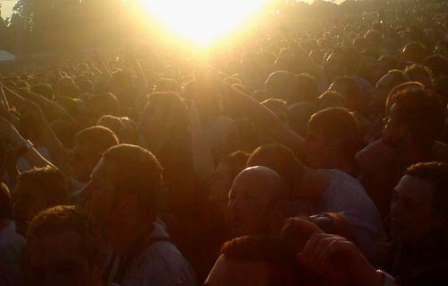 © Robert Rotifer Menschenmenge im Sonnenuntergang